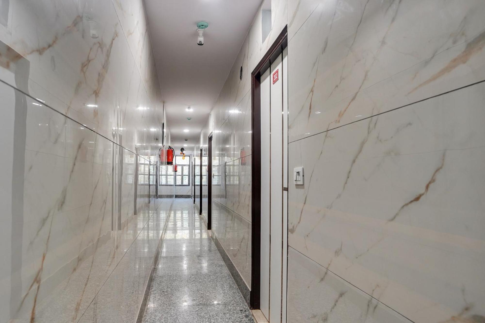 Super Hotel O Hotel Gold Star New Delhi Eksteriør bilde